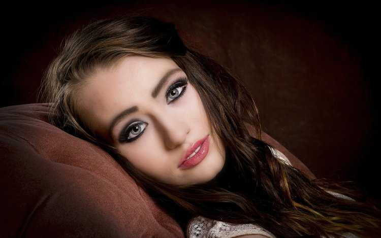 Красивое лицо девушки