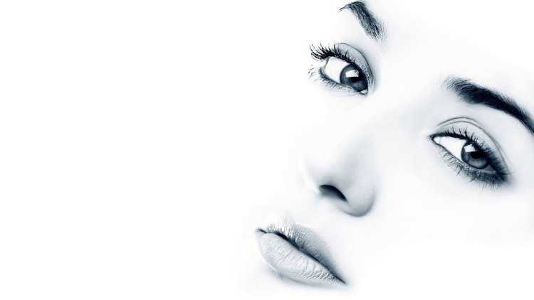 Девушка с нарощенными ресницами рисунок