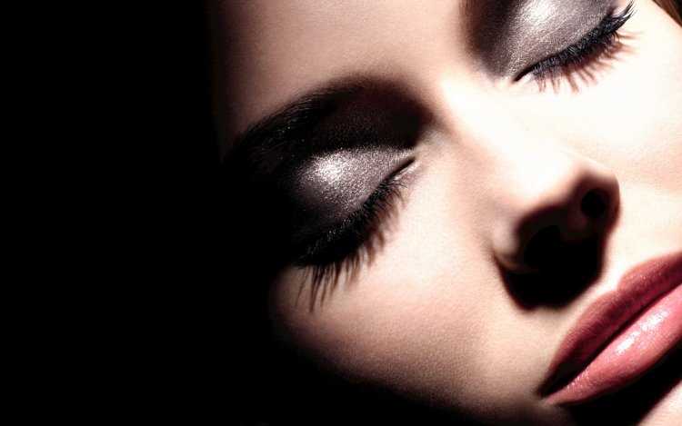 Девушка с ресницами