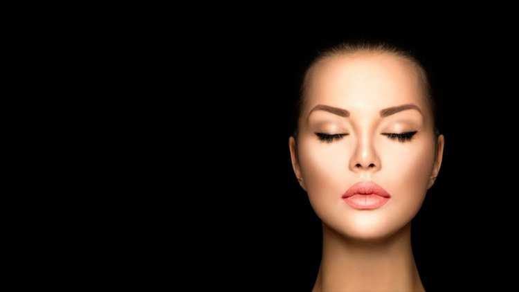 Перманентный макияж на черном фоне