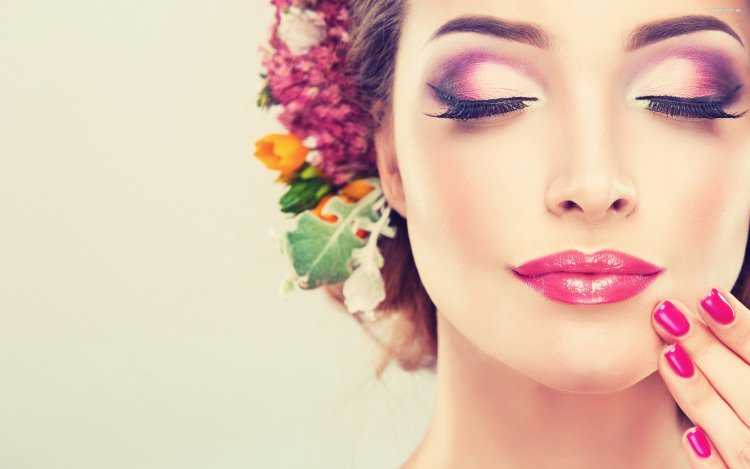 Девушка с косметикой