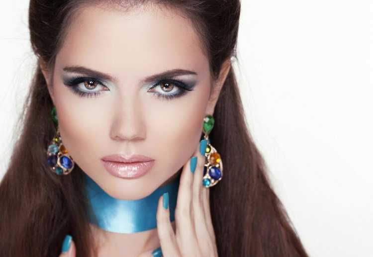 Накрашенная девушка