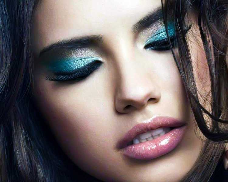 Адриана Лима нарощенные ресницы