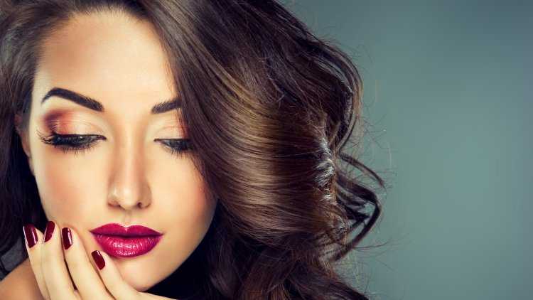 Девушка с макияжем