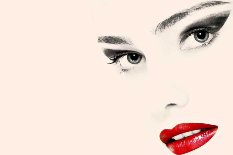 Девушка с красными губами
