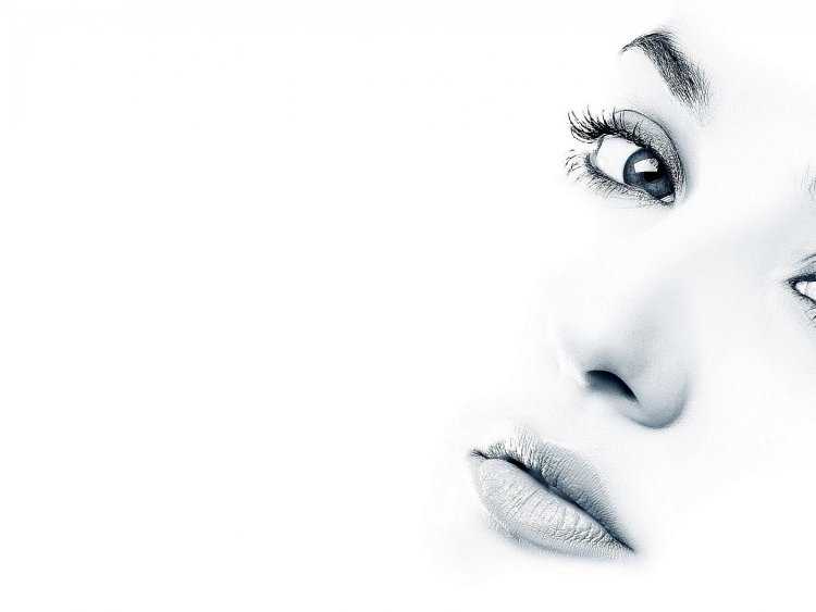 Лицо девушки на прозрачном фоне