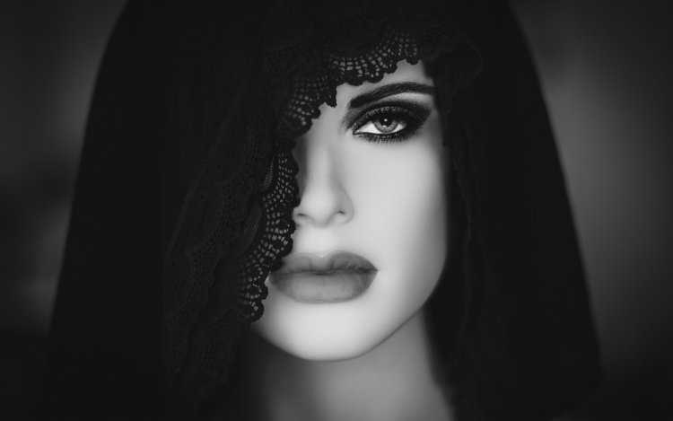 Загадочная брюнетка