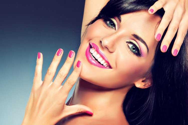 Девушка с красивым маникюром