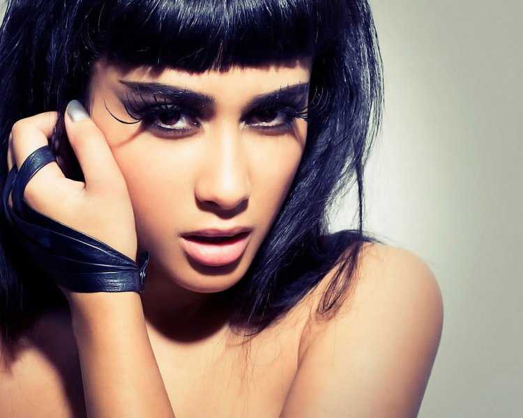 Брюнетка с красивыми ресницами17