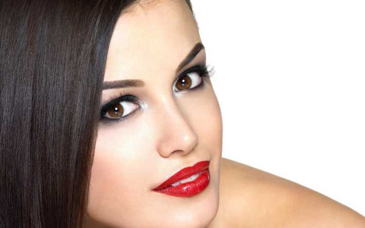 Татуаж губ цвета для брюнеток