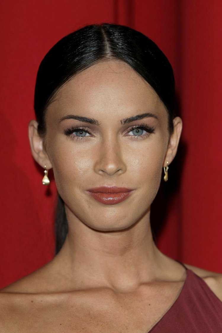 Меган Фокс в профиль