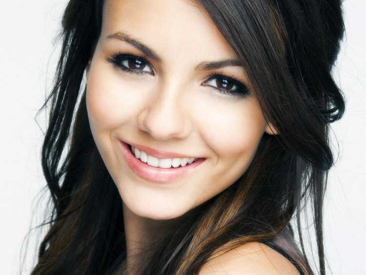 Брюнетка с квадратным лицом65