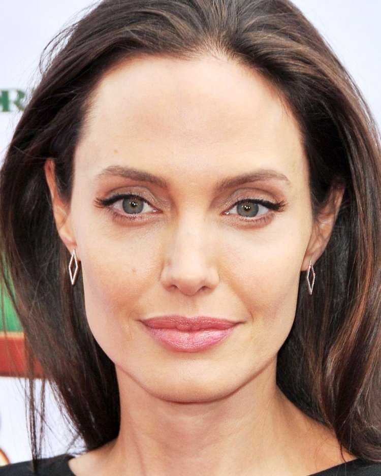 Анджелина Джоли анфас