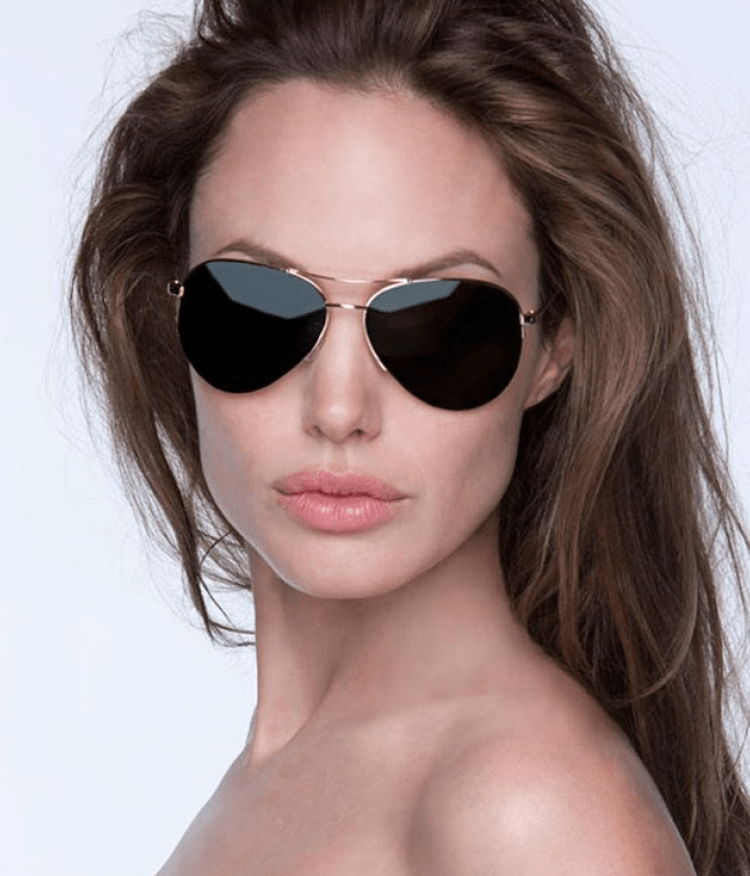 Анджелина Джоли в солнечных очках