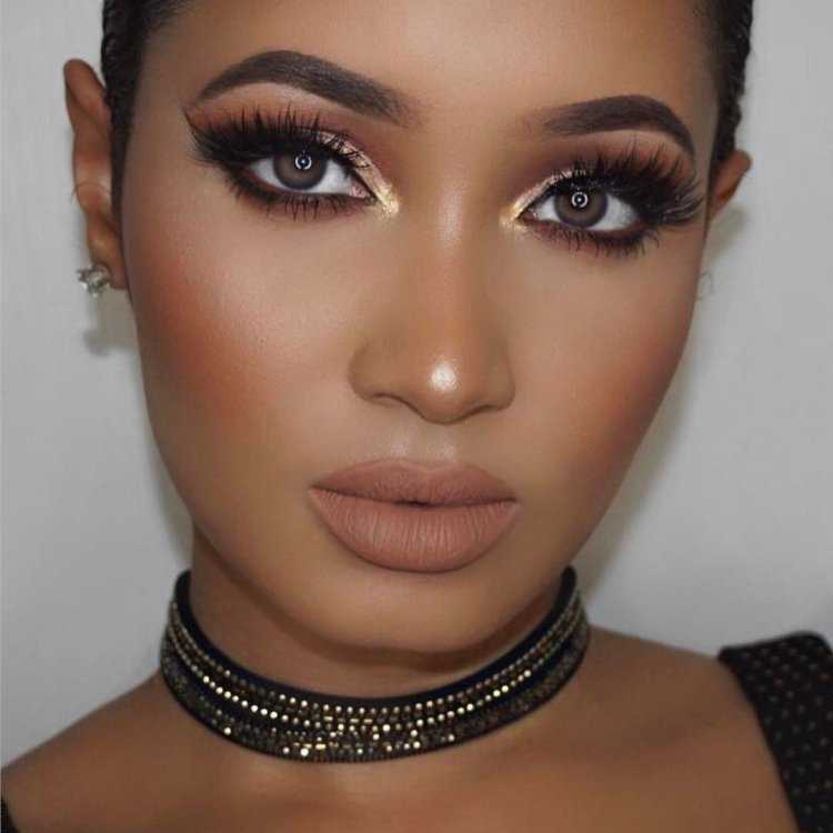 Брюнетка с миндалевидными глазами5