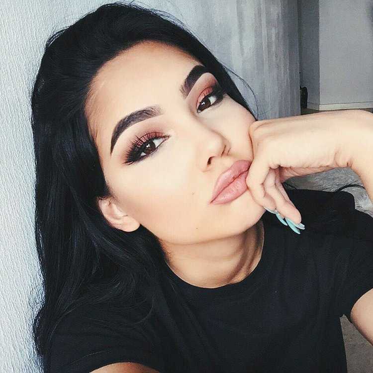 Брюнетка с черными бровями