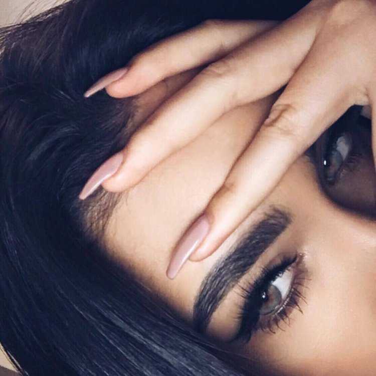 Брюнетка с волосами на лице