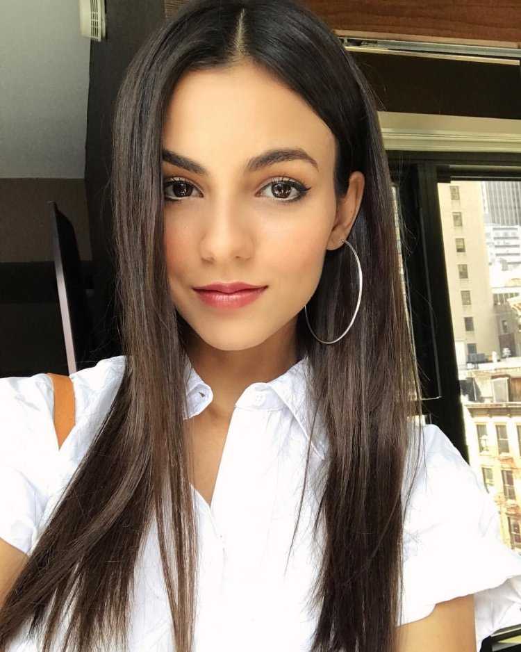 Виктория Джастис селфи