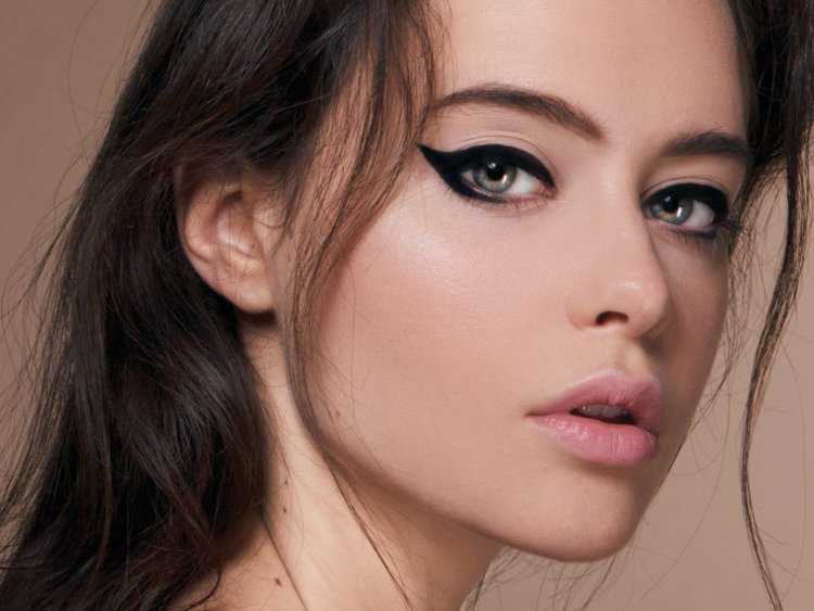 Лицо девушки со стрелками на глазах