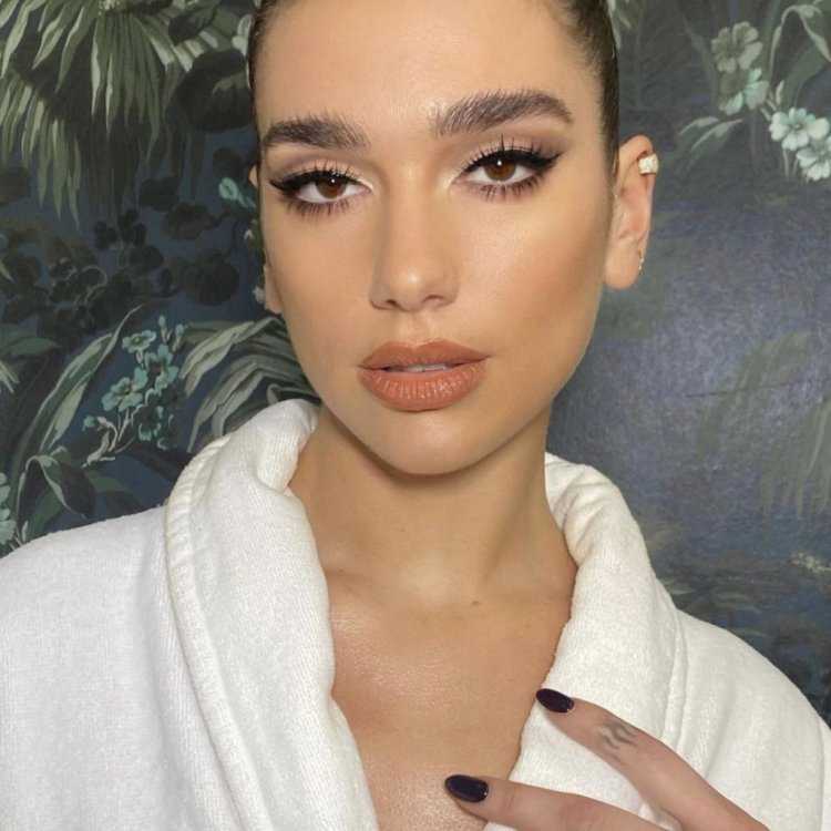 Dua Lipa make up