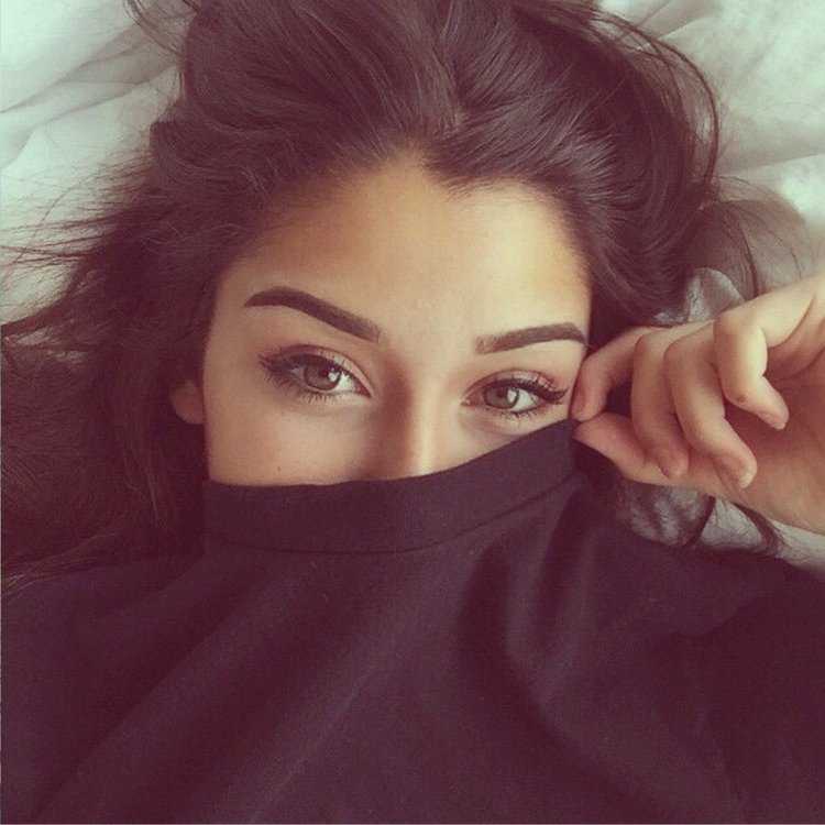 Брюнетка с карими глазами