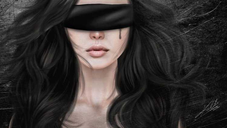 Девушка с повязкой на глазах