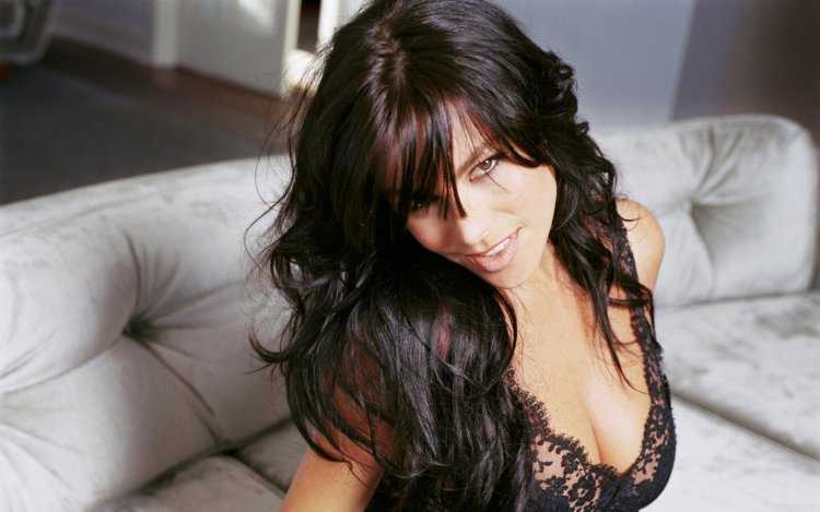 Брюнетка с мушкой10