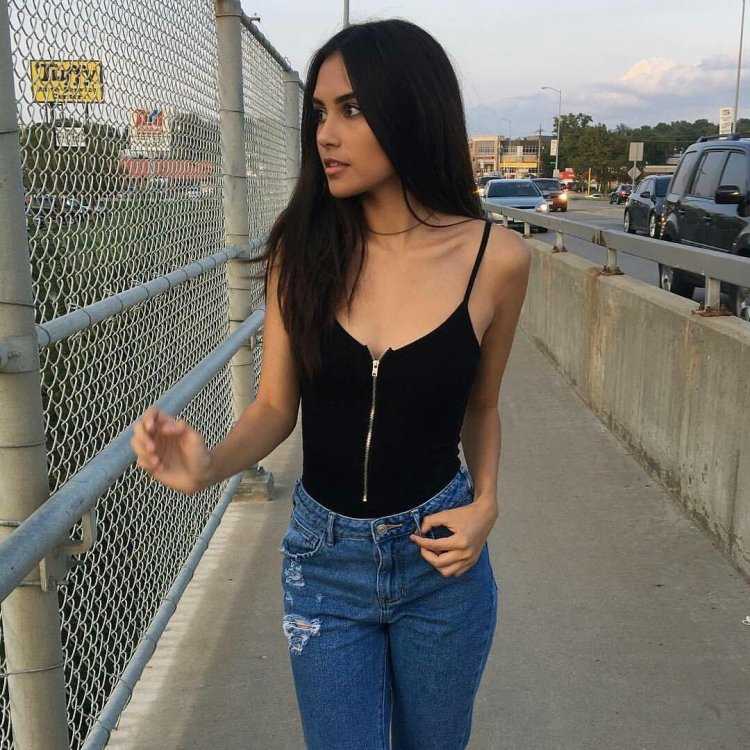 Низкорослая брюнетка