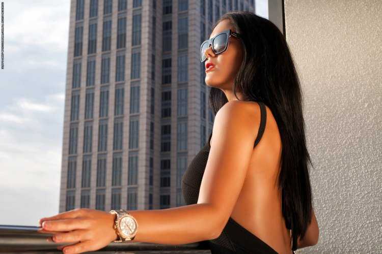 Соблазнительная брюнетка с нежной грудью