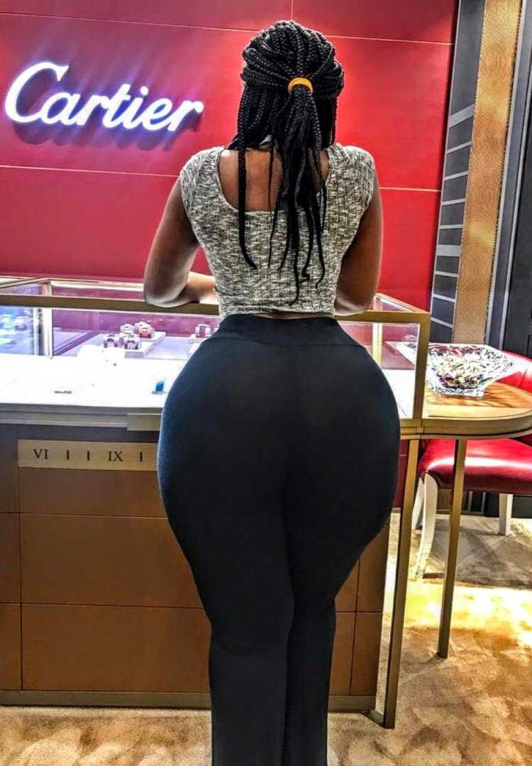 Модель Booty Queen – королева искусных изгибов и женской притягательности