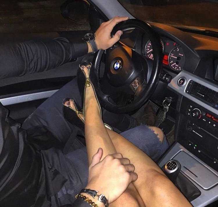 Парень с девушкой в машине