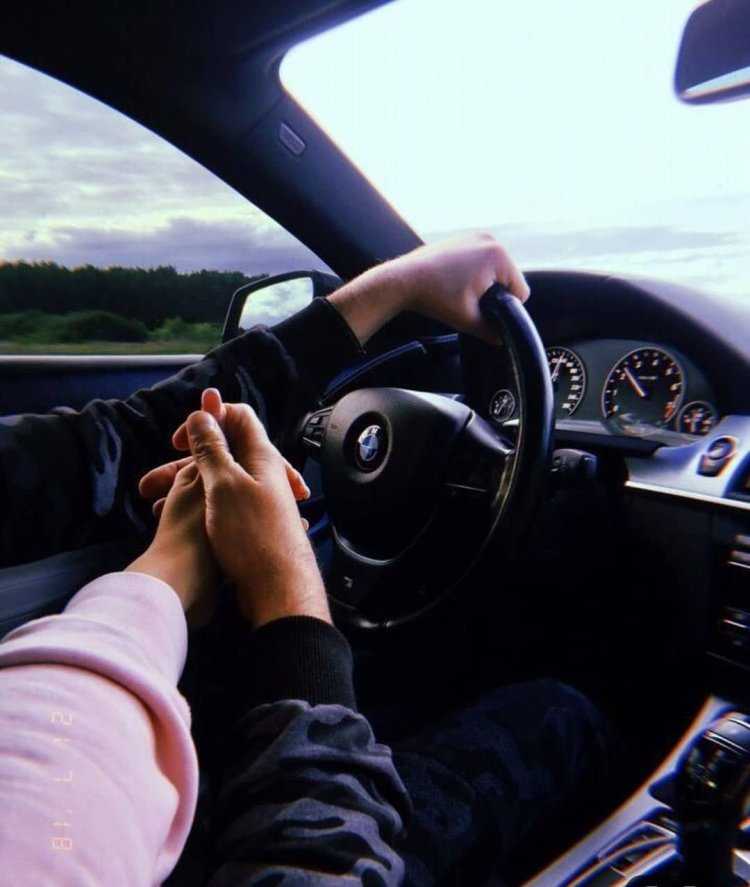 Брюнетка с парнем в машине55