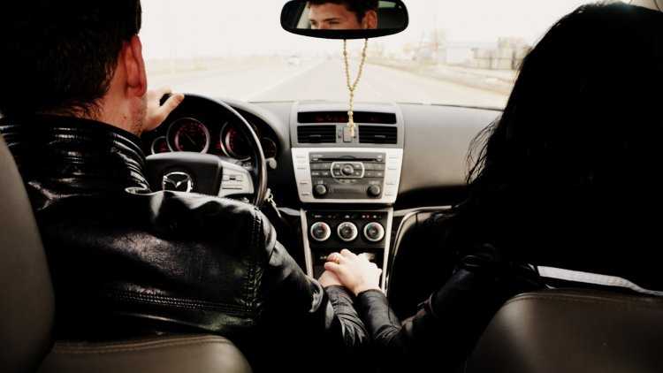 Парень с девушкой в автомобиле