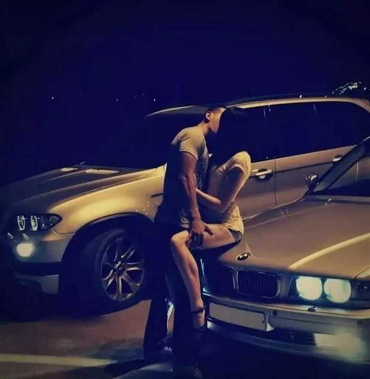 Парень с девушкой в БМВ