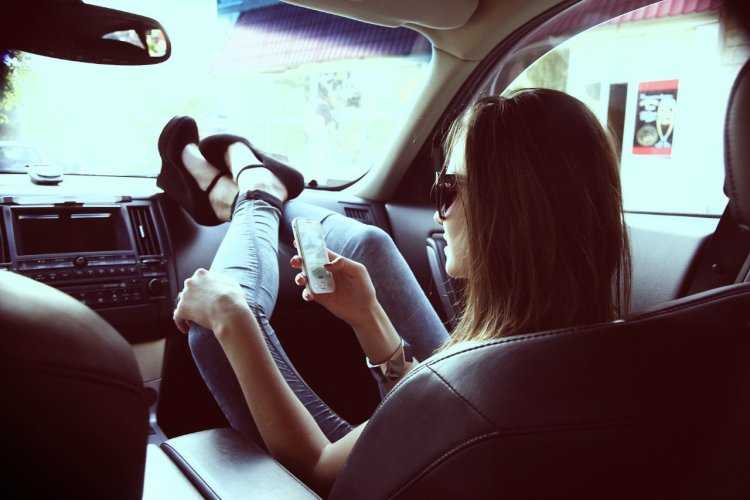 Парень с девушкой в машине