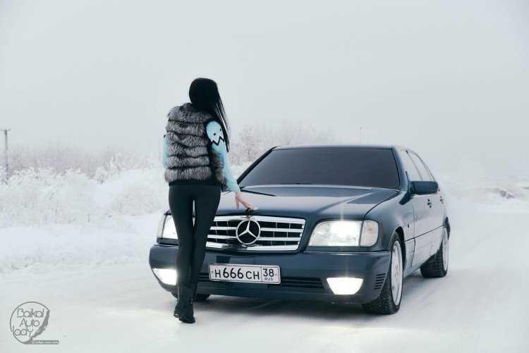 Девушка около машины зимой