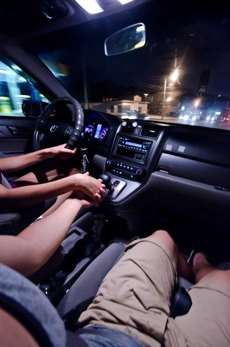 Парень с девушкой в салоне авто