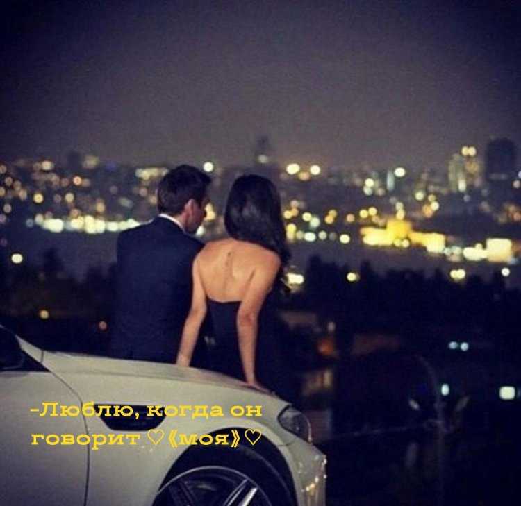 Парень держит за попу девушку из машины