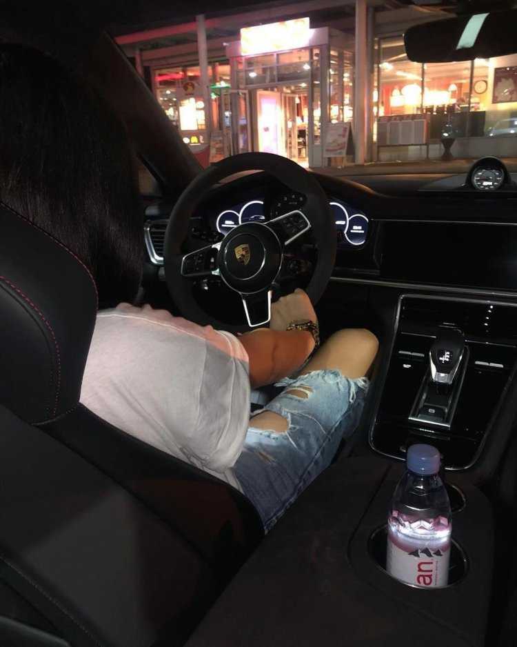 Девушка за рулем Porsche