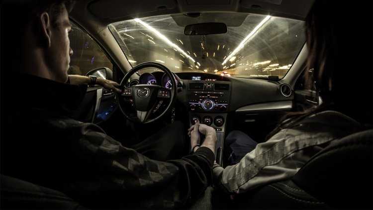 Брюнетка с парнем в машине54