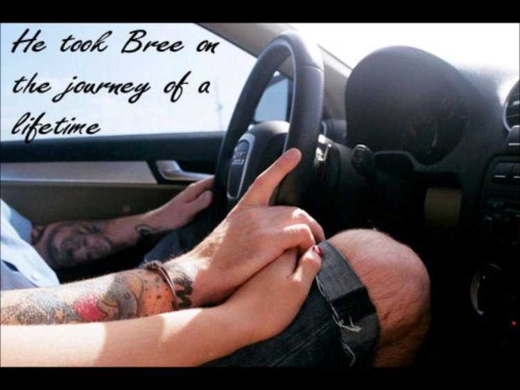 Мужская рука в машине