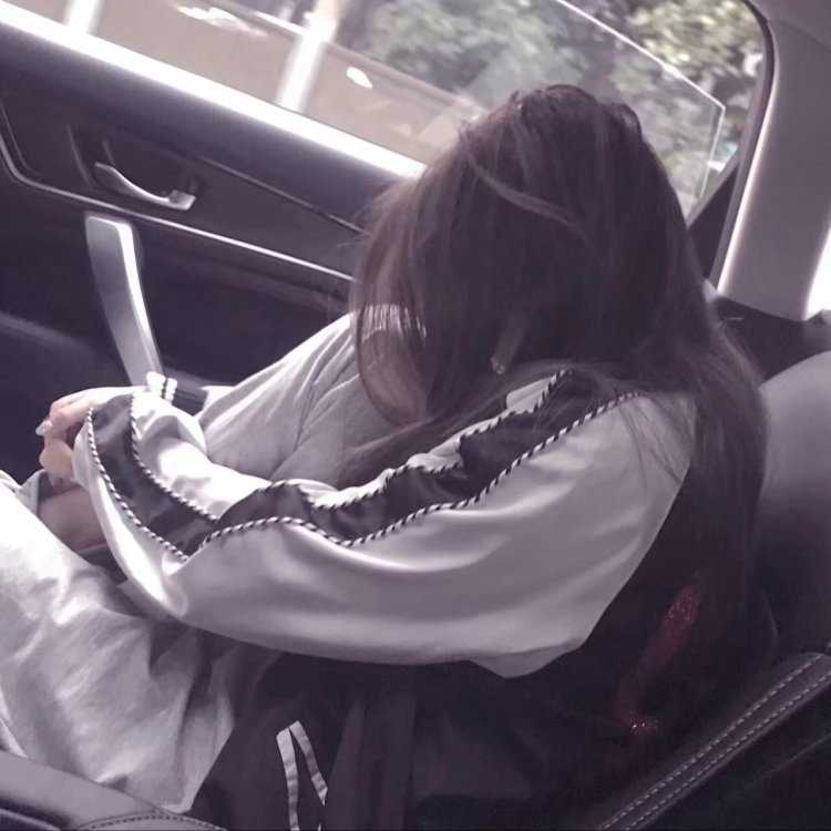 Кореянка в машине