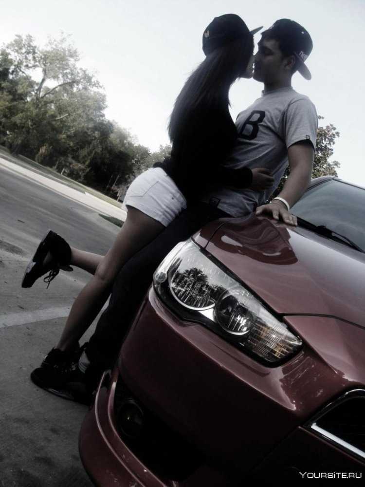 Парень с девушкой в машине