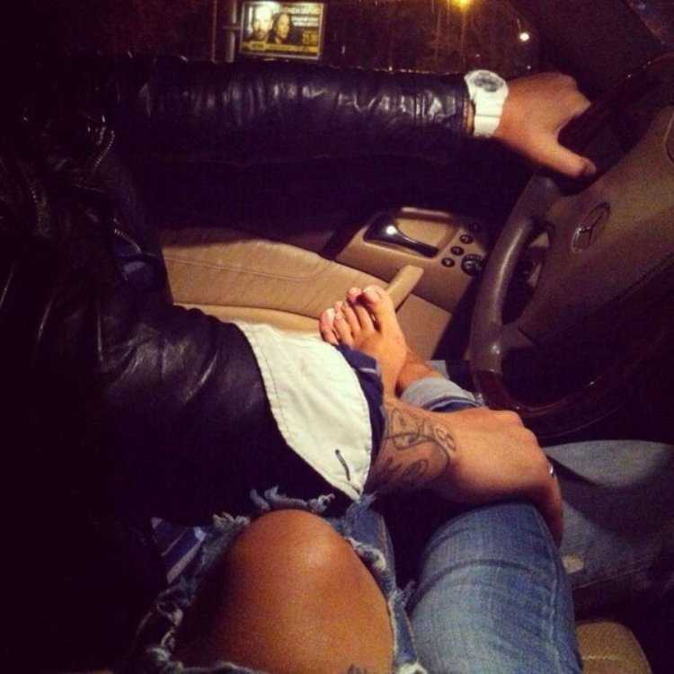 Брюнетка с парнем в машине