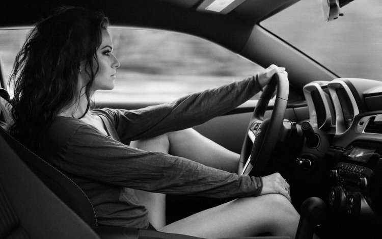 Дерзкая девушка в машине