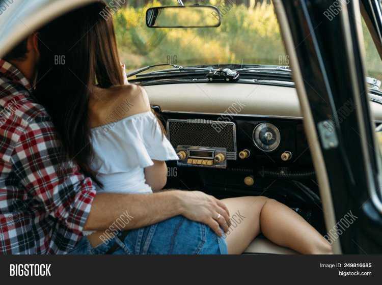 Девушка обнимает машину