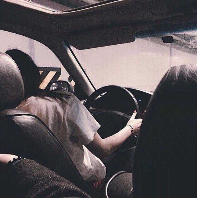 Брюнетка с короткими волосами в машине