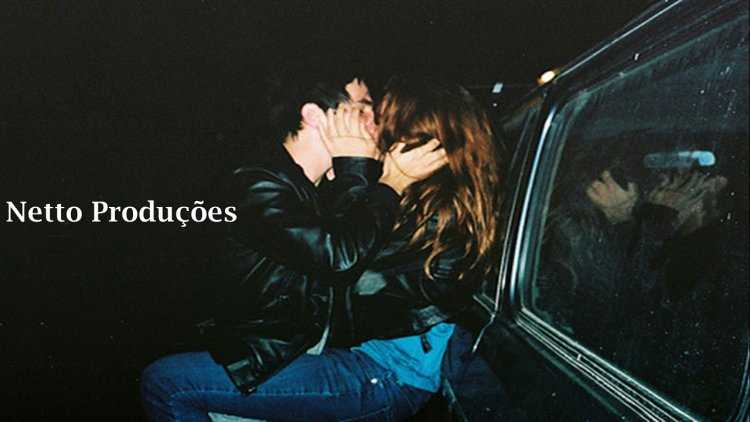 Обнимаются в машине