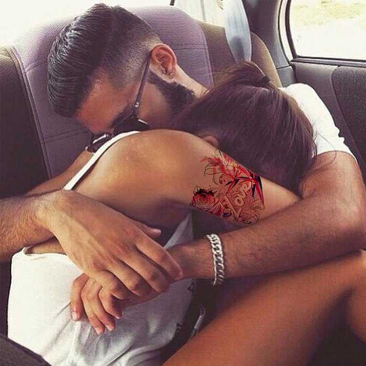 Брюнетка с парнем в машине56