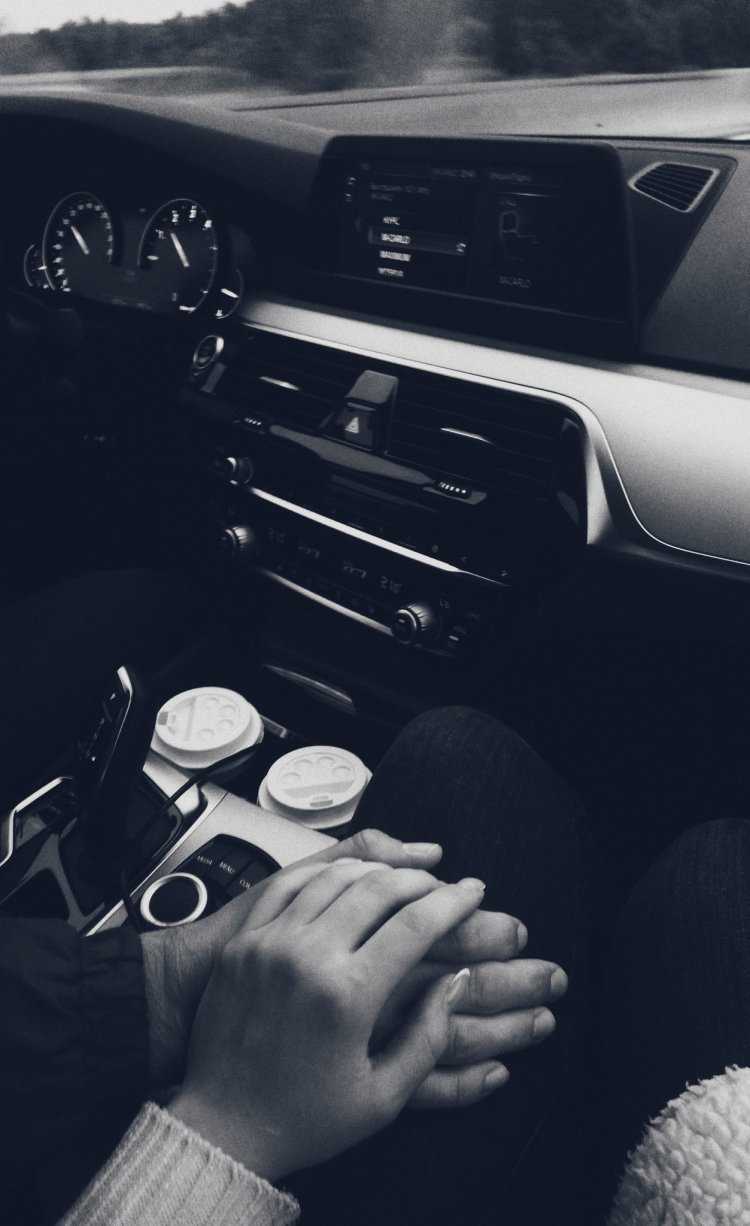 Мужская рука на коленке в авто